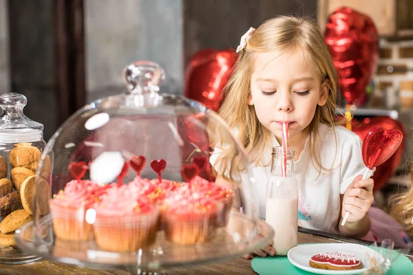 Mädchen trinkt Milchshake — Stockfoto