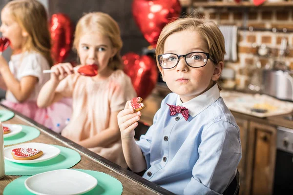 Boy eating cookie — Stock Photo, Image