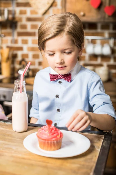 Мальчик с кексом и молочным коктейлем — стоковое фото