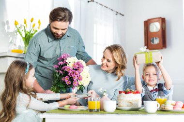 Aile kutluyor anneler günü
