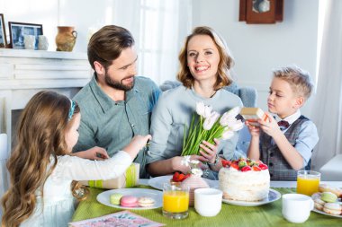 Aile kutluyor anneler günü