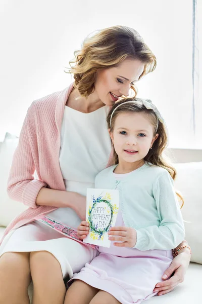 Bela mãe e filha com cartões — Fotografia de Stock