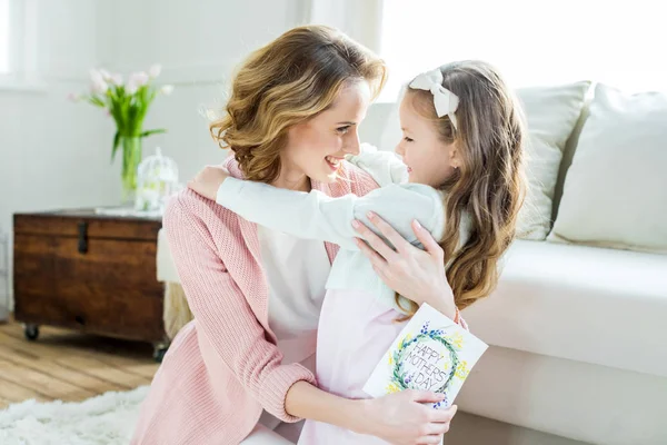 Glückliche Mutter und Tochter beim Umarmen — Stockfoto