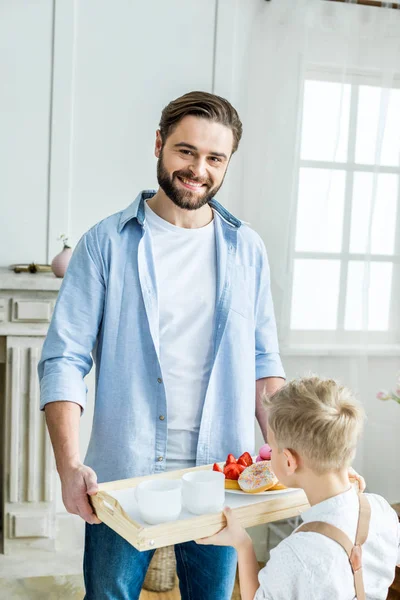 Vader en zoon houden dienblad met ontbijt — Gratis stockfoto