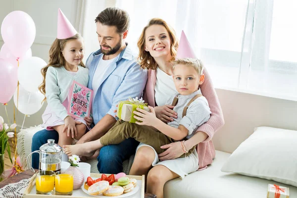 Famiglia felice alla festa della mamma — Foto Stock