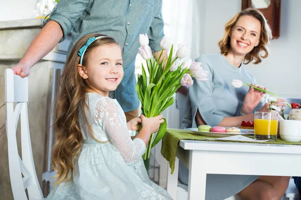 Niña sosteniendo ramo —  Fotos de Stock