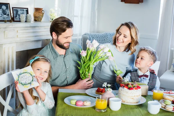 Familjen fira mors dag — Stockfoto