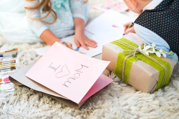 Siblings preparing present — Stock Photo, Image