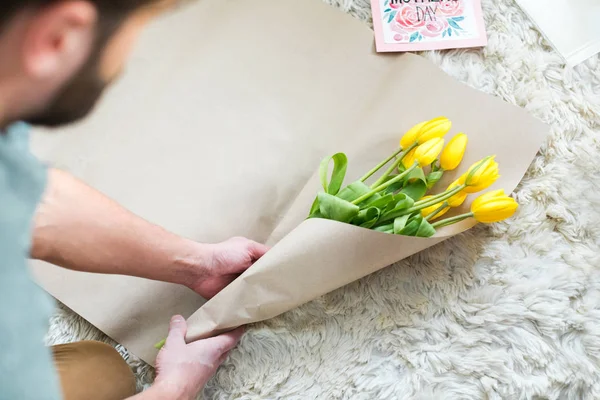Man packing bouquet — Stock Photo, Image