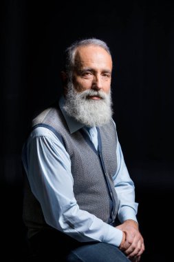 gülümseyen kıdemli adam