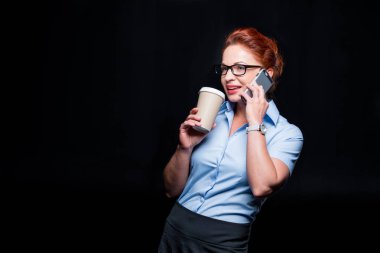 iş kadını smartphone üzerinde konuşuyor