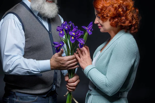 Äldre par med blommor — Stockfoto