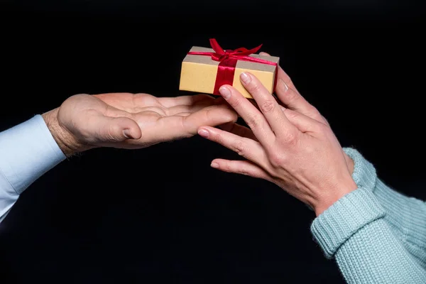 Coffret cadeau entre les mains — Photo