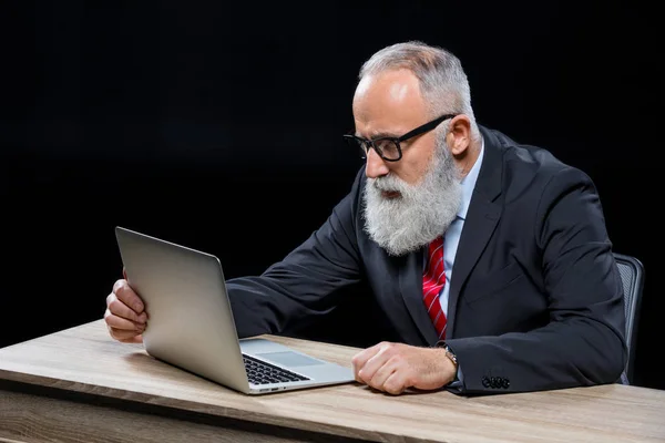 Empresário sênior com laptop — Fotografia de Stock