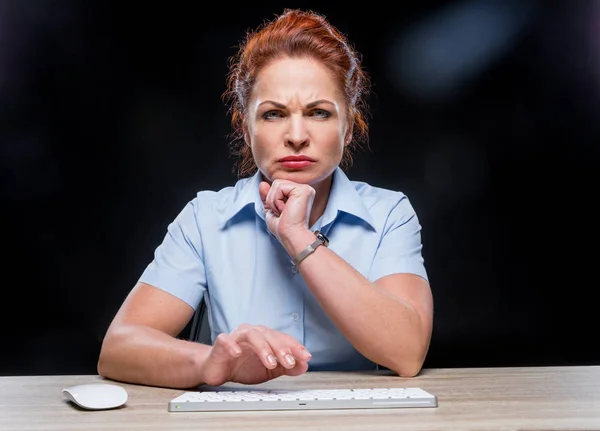 Mulher irritada com teclado — Fotografia de Stock