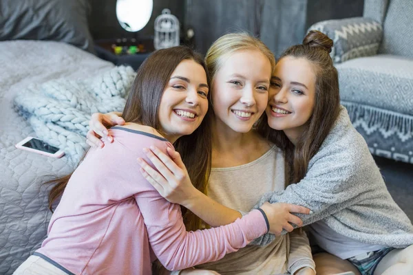 Jonge vrouwen knuffelen — Stockfoto