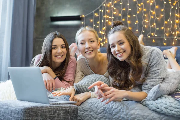 Vrouwen met behulp van laptop — Stockfoto