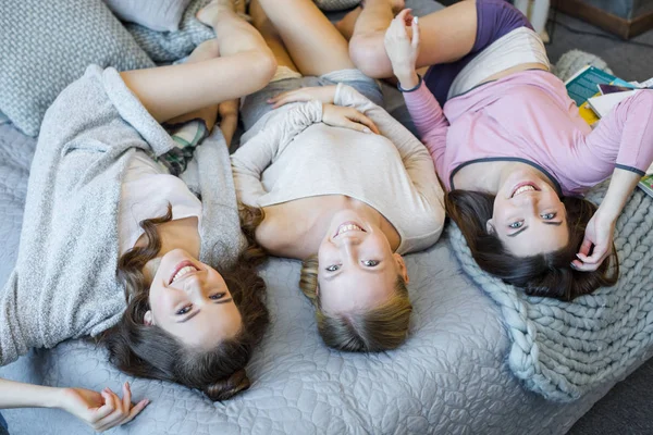 Jonge vrouwen op bed — Stockfoto
