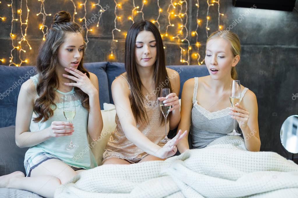 dve-molodie-russkie-lesbiyanki-pyut-shampanskoe