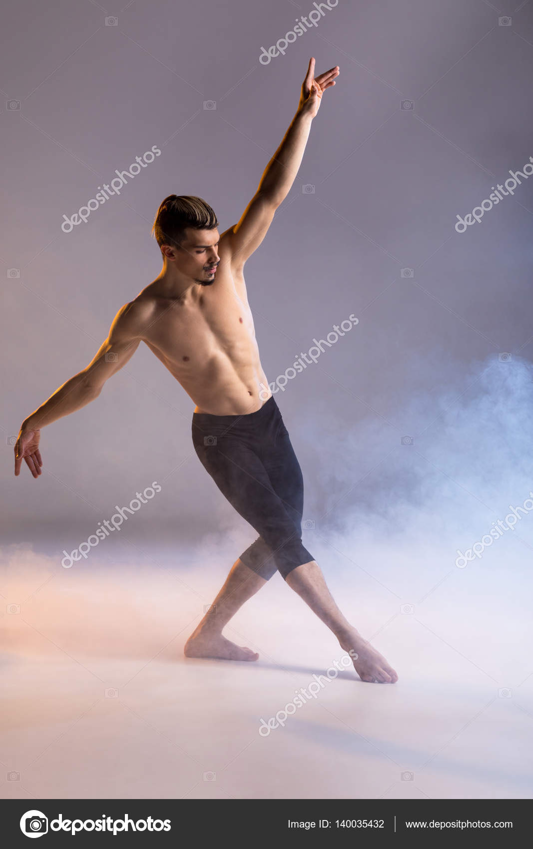 若い男が踊り ストック写真 C Olgazakrevskaya