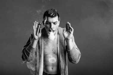 Genç adam vaping