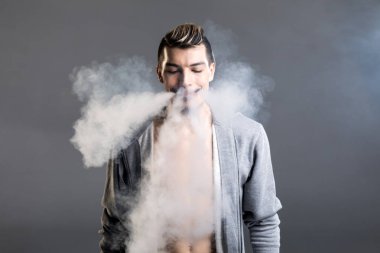 Genç adam vaping