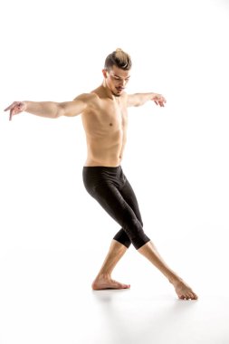 Genç adam dans ediyor.