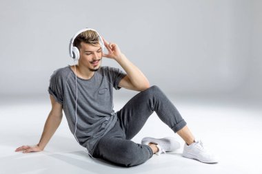 Müzik dinleyen adam. 