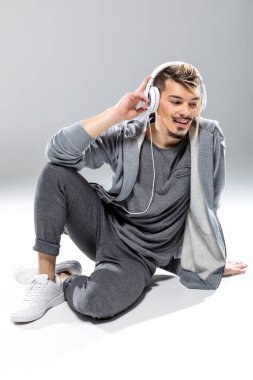 Müzik dinleyen adam. 