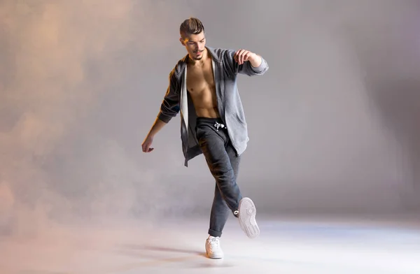 Young man dancing — Stock Photo, Image