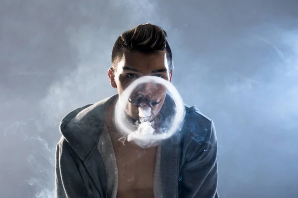 Mladý muž vaping — Stock fotografie