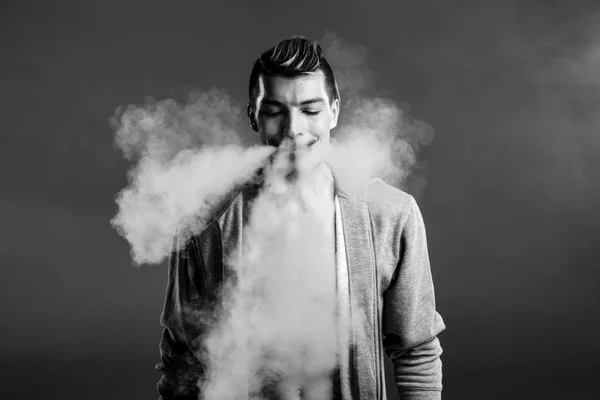 若い男 vaping — ストック写真