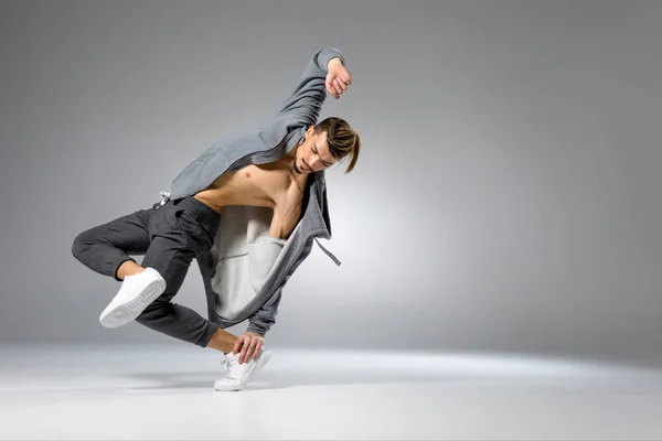 Joven hombre bailando — Foto de Stock