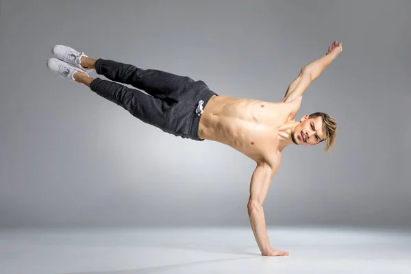 Joven hombre bailando — Foto de Stock