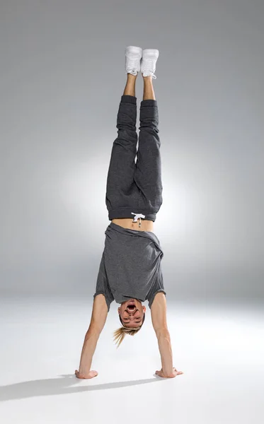 Man performing handstand — Stock Photo, Image