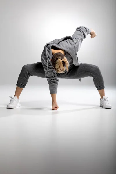 Jonge danser poseren — Stockfoto