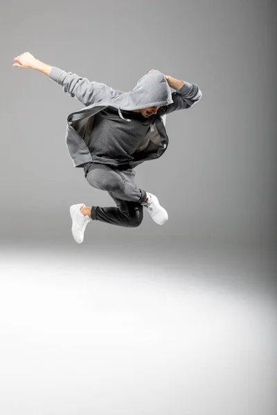 Joven hombre bailando — Foto de Stock