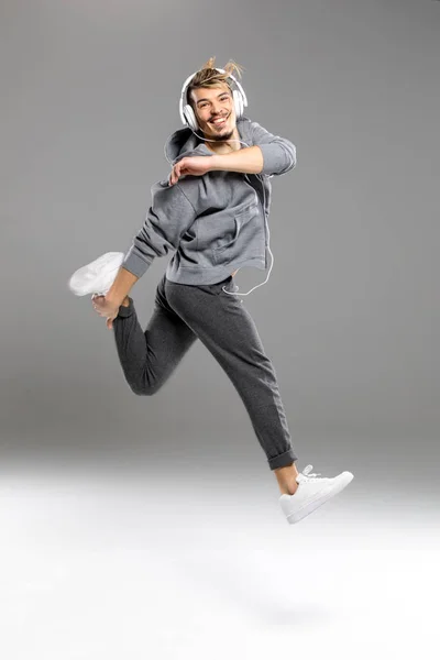Man in headphones jumping — Stock Photo, Image