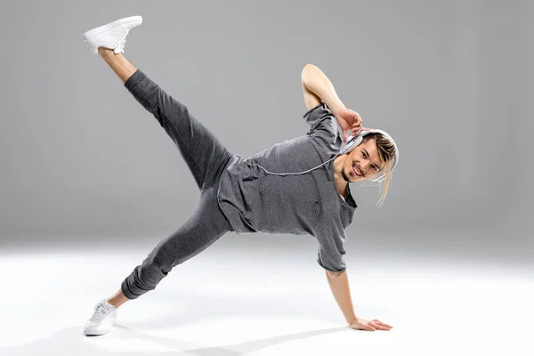 Dancer in headphones posing — Stock Photo, Image