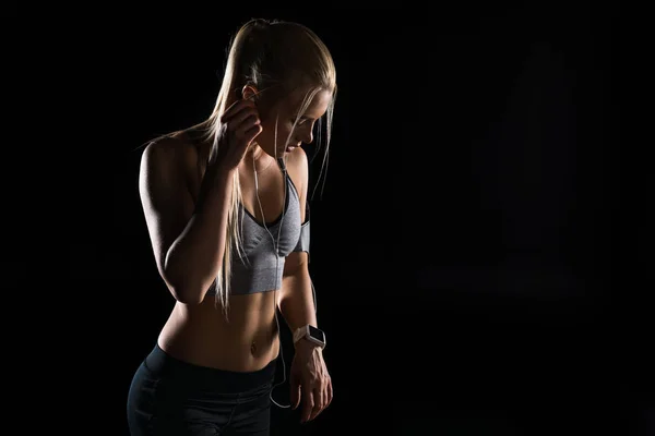 Mulher desportiva com fones de ouvido — Fotografia de Stock