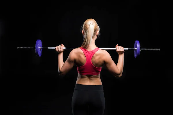 Vrouw die traint met lange halter — Stockfoto