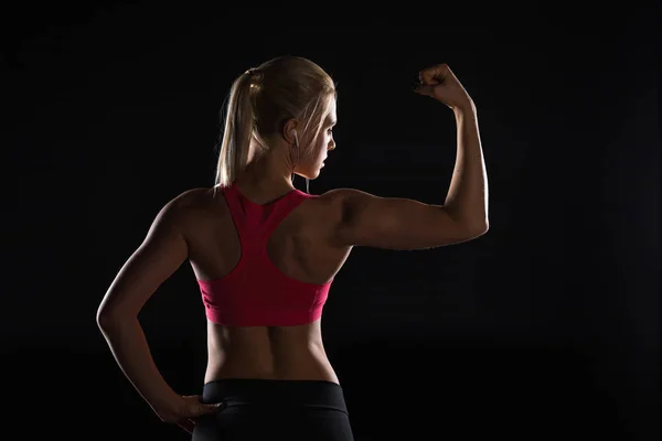 Mulher mostrando músculos — Fotografia de Stock