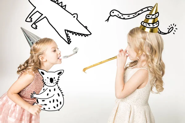 Meninas bonitos em chapéus cone — Fotografia de Stock