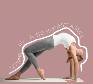Yoga konumda duran kadın