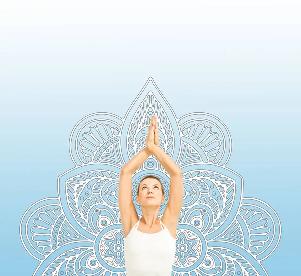 Frau praktiziert Yoga Stockbild