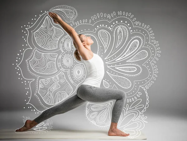 Frau in Yoga-Stellung lizenzfreie Stockfotos
