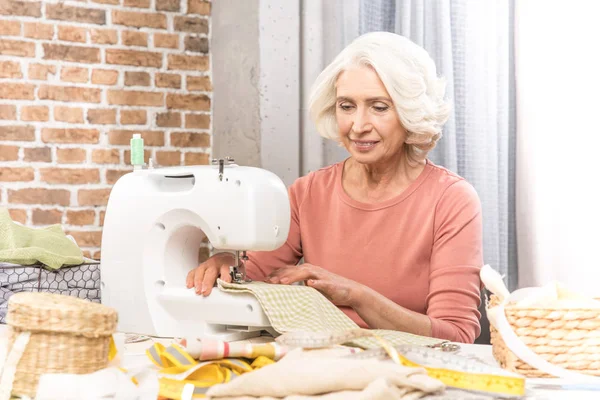 Mujer con máquina de coser - foto de stock