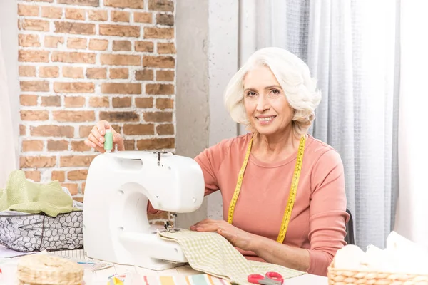 Mujer con máquina de coser - foto de stock