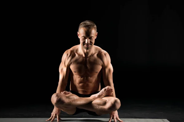 Uomo seduto in posizione yoga — Foto stock