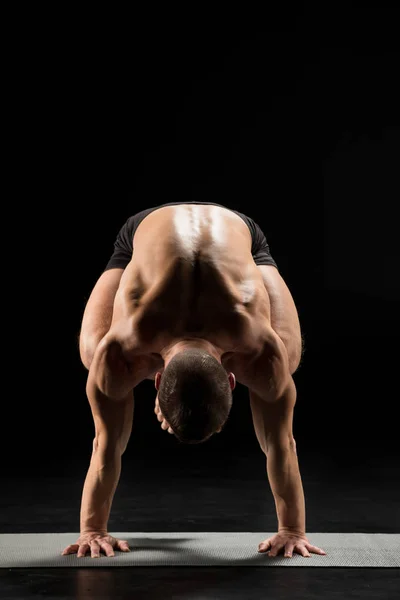 Uomo in piedi in posizione yoga — Foto stock